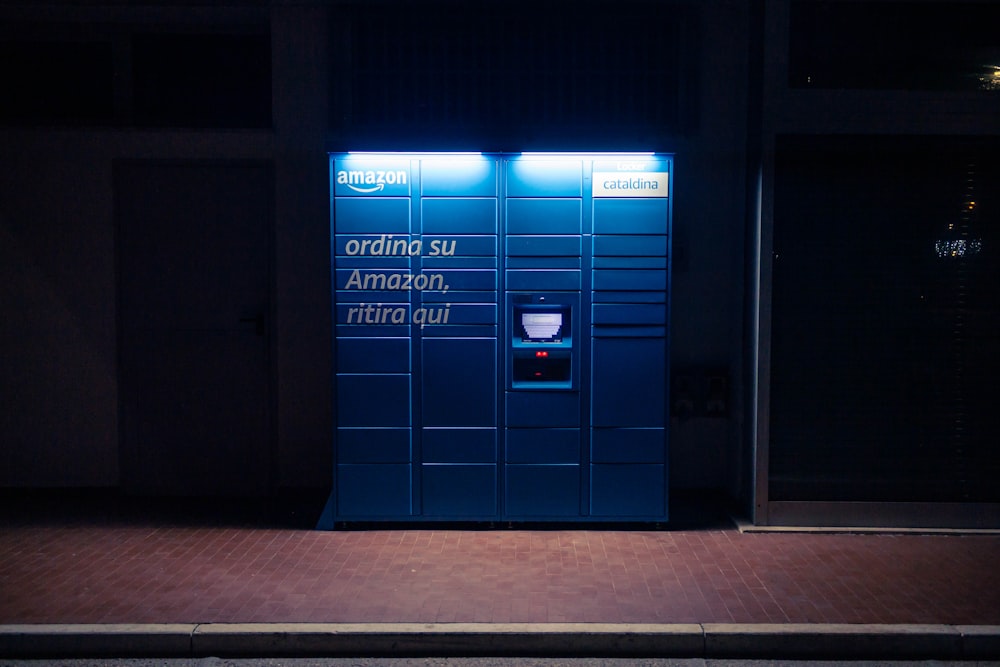 des toilettes publiques avec un urinoir sur le mur