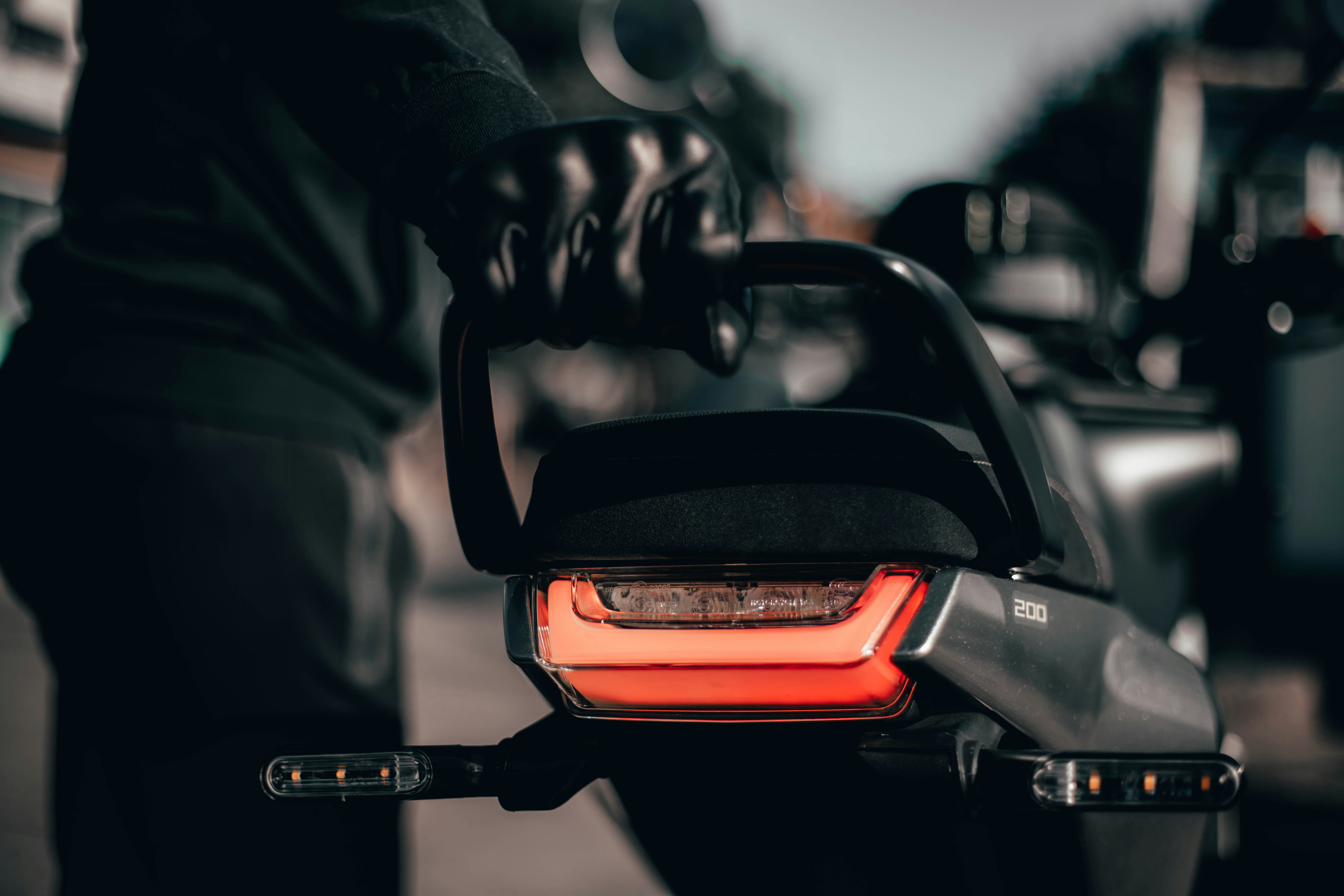 un gros plan du feu arrière d’une moto