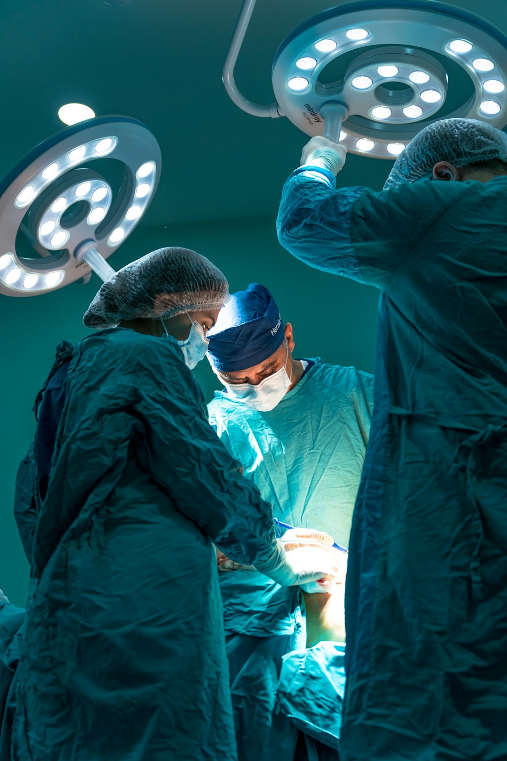 un groupe de médecins pratiquant une intervention chirurgicale sur un patient