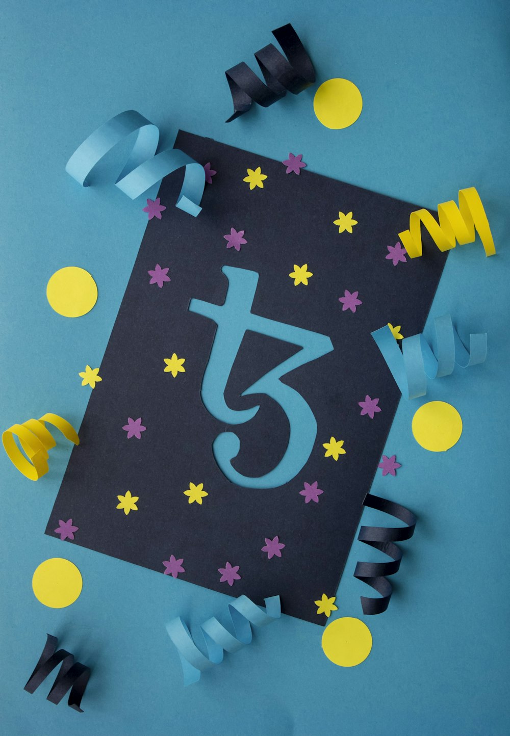 Una tarjeta de cumpleaños con el número tres