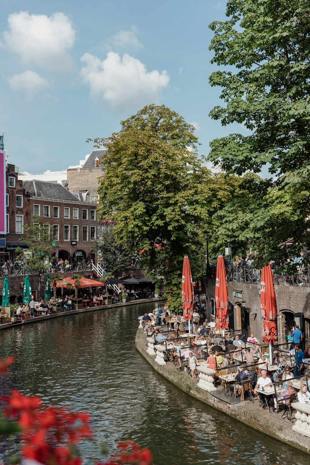 Ein Fluss, der durch eine Stadt fließt, neben hohen Gebäuden