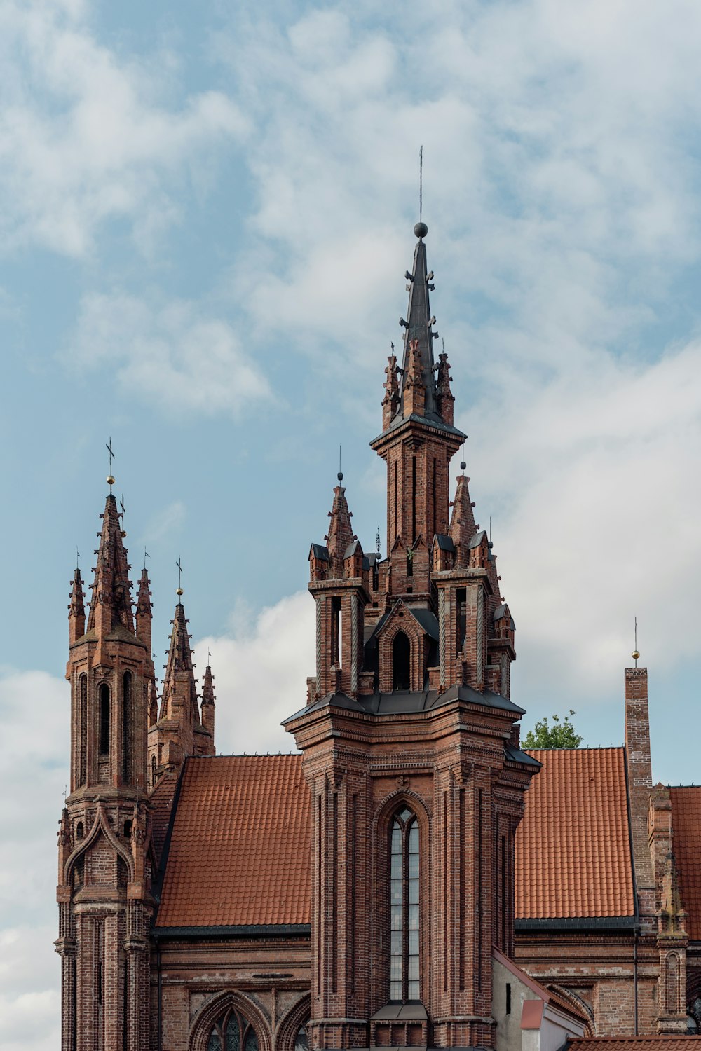 ein großes Gebäude mit einer Uhr an der Vorderseite