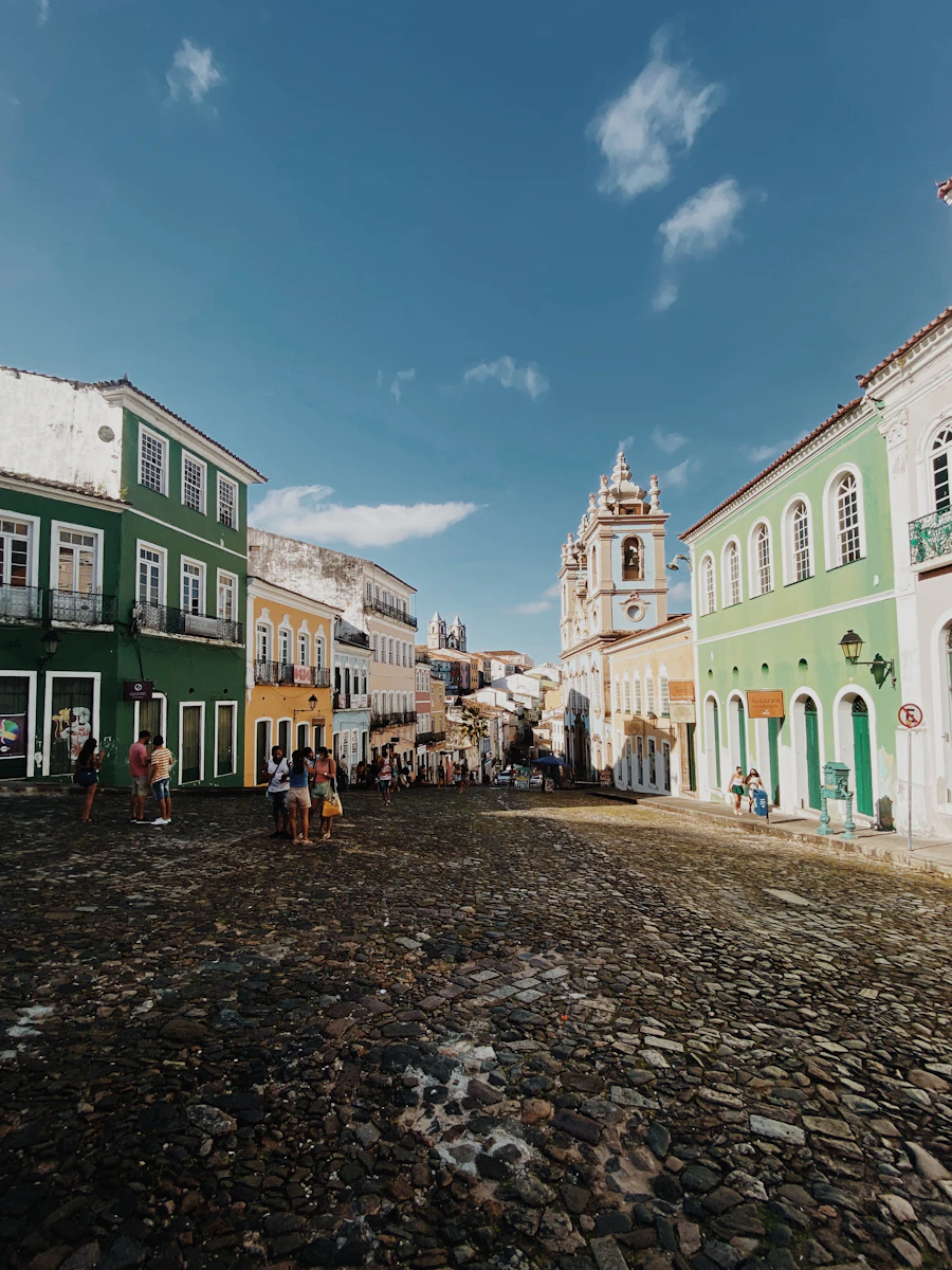 Rua de pedras cercada por casarões coloridos no Pelourinho, em Salvador