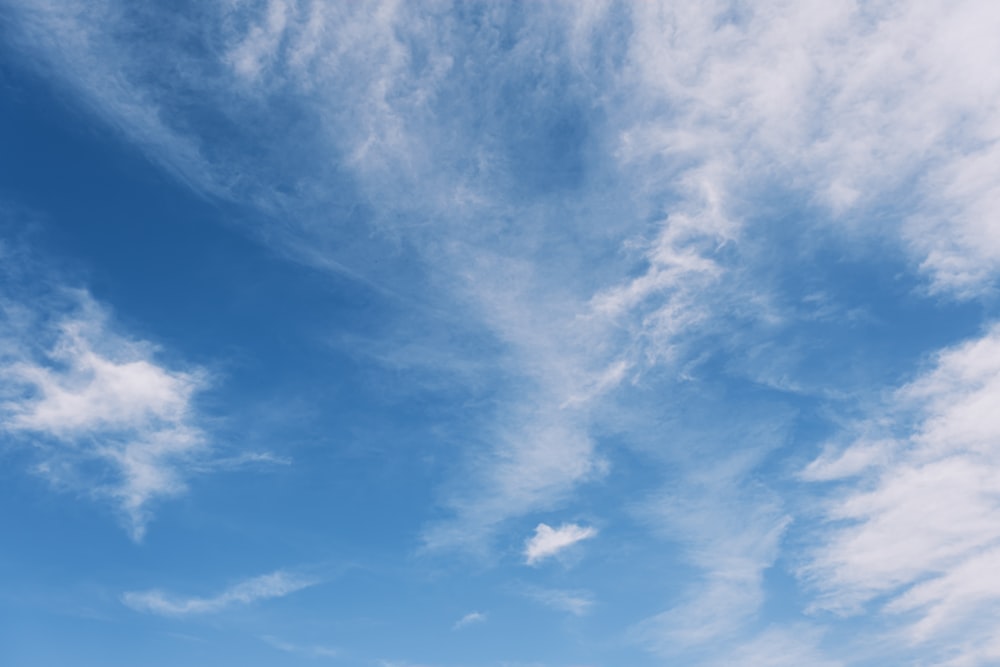 un cielo azul con algunas nubes en él