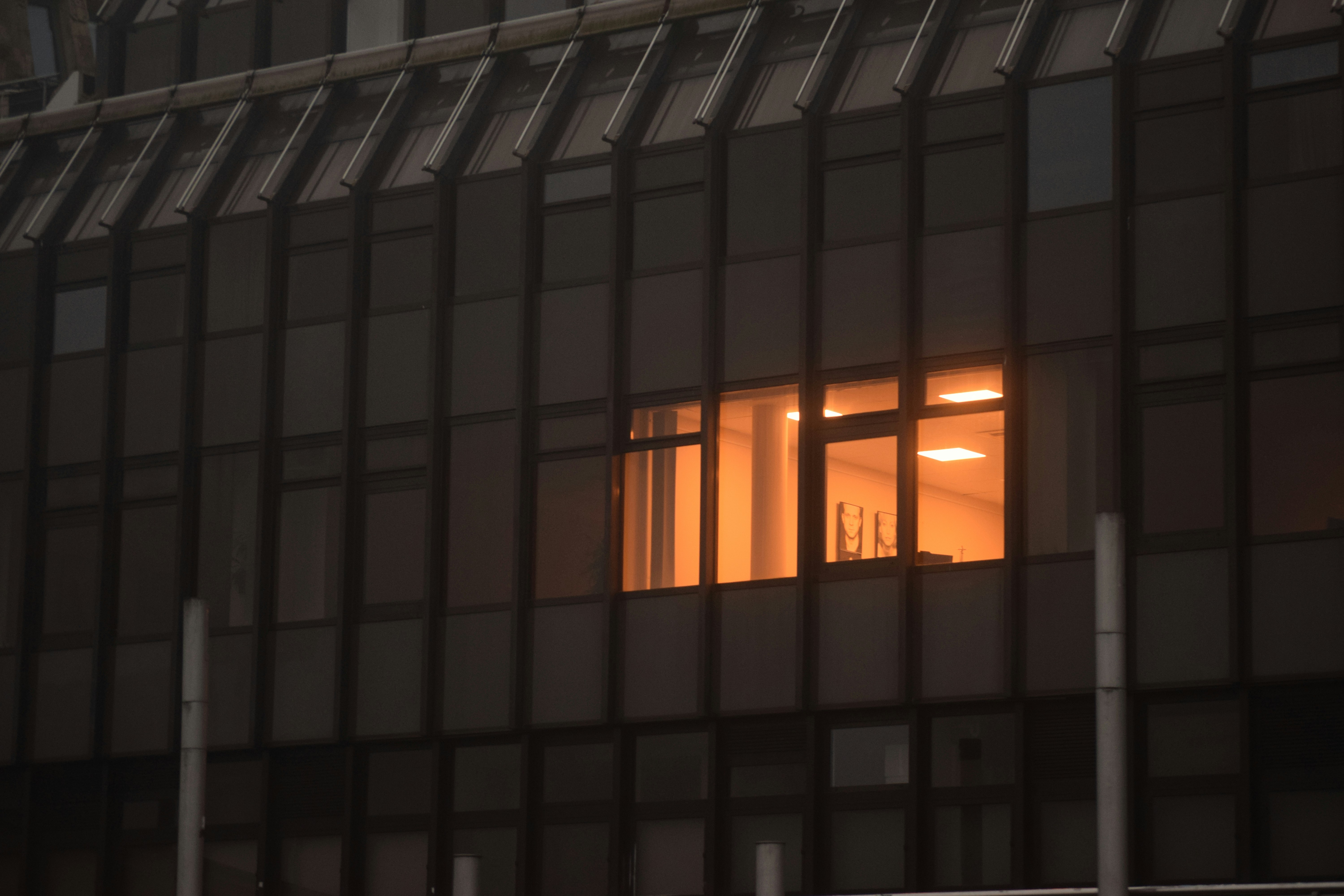 Un edificio con una finestra illuminata di notte foto – Immagine gratis di  Edificio su Unsplash, image size:3000x2000