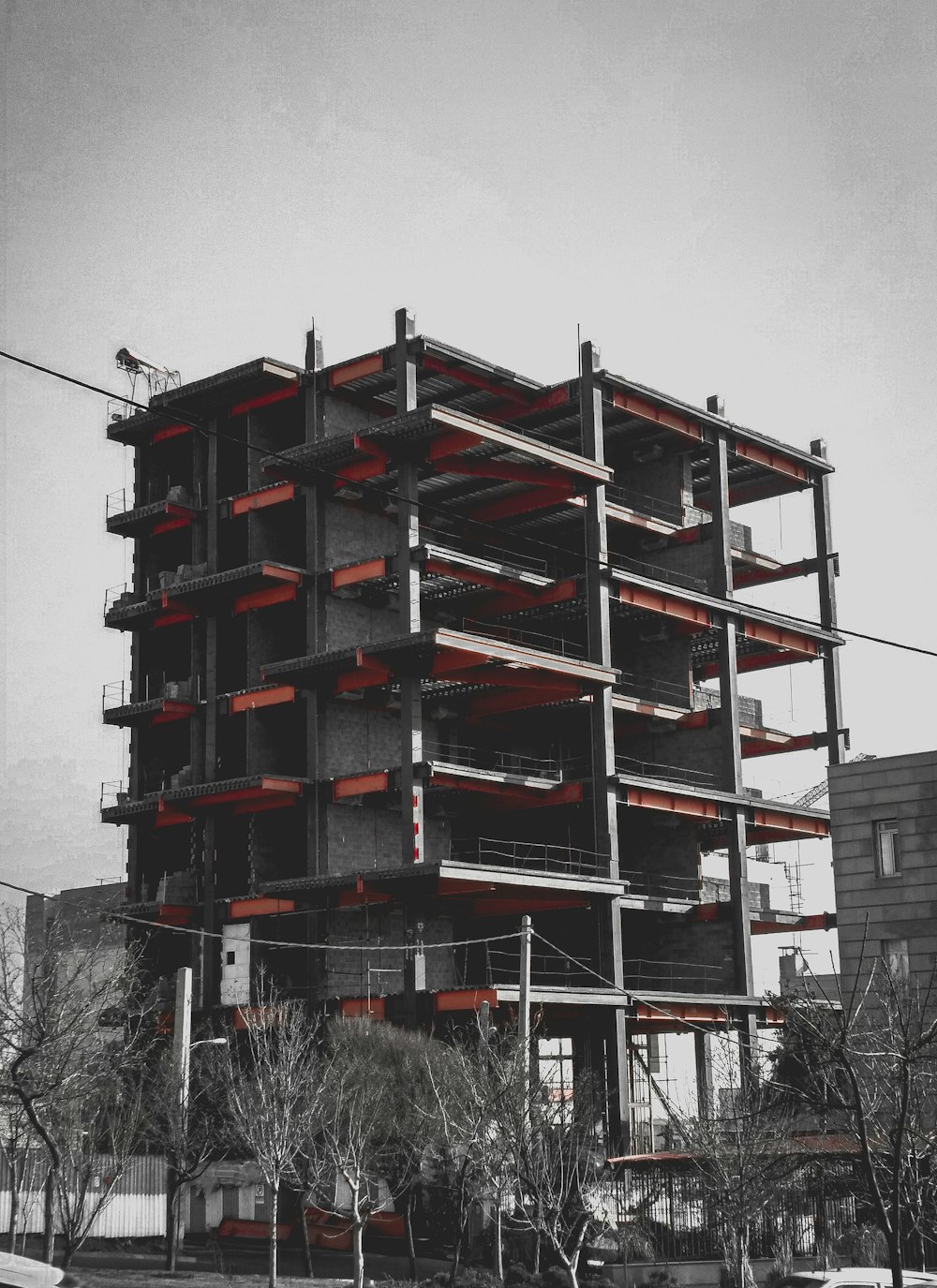 Un edificio alto con muchos balcones rojos