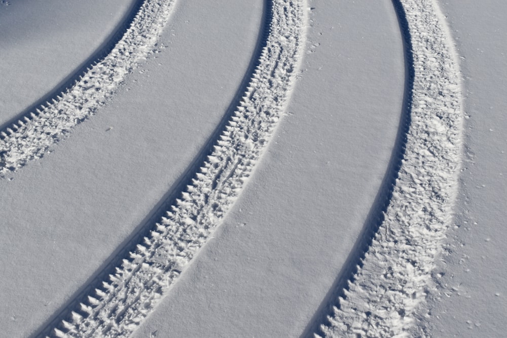ein paar Spuren im Schnee, die im Schnee sind