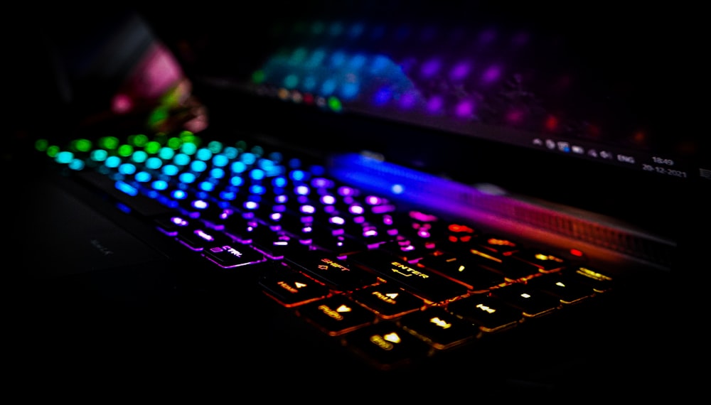 Un primer plano de un teclado en la oscuridad
