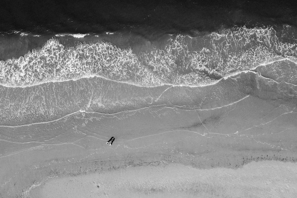 eine Luftaufnahme einer Person Parasailing im Ozean