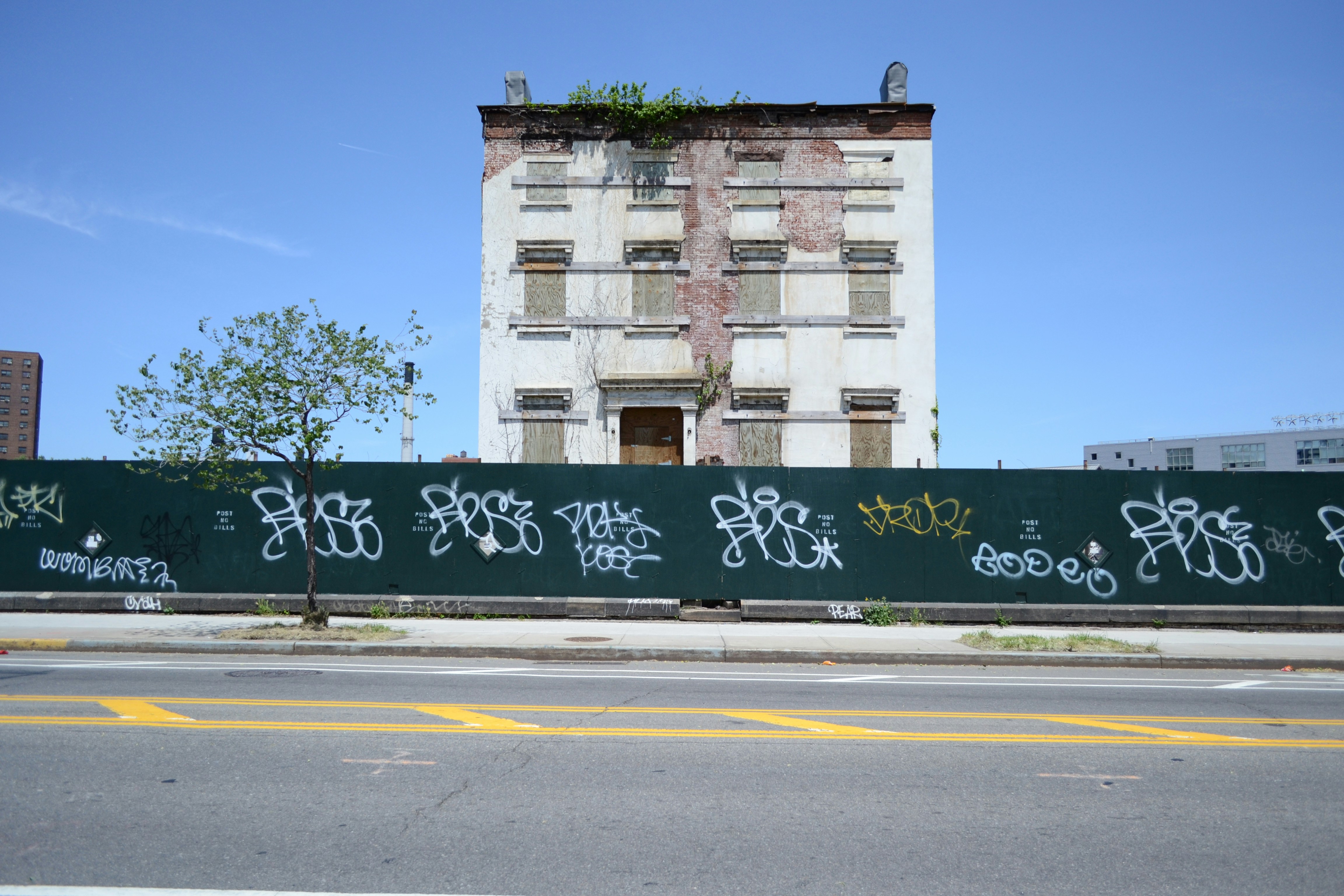 un grande edificio con graffiti sul lato di esso