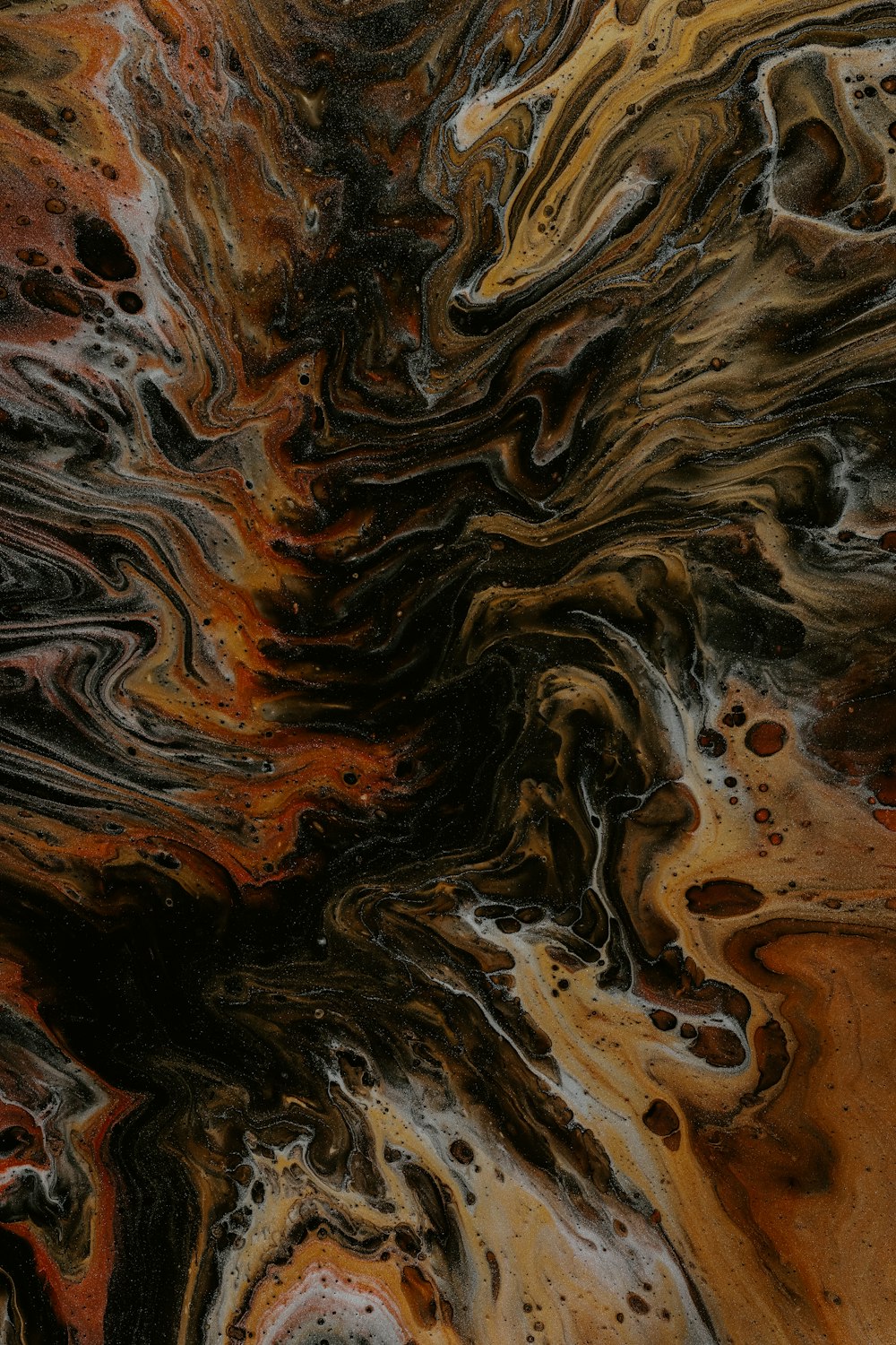 um close up de uma pintura abstrata preta e marrom