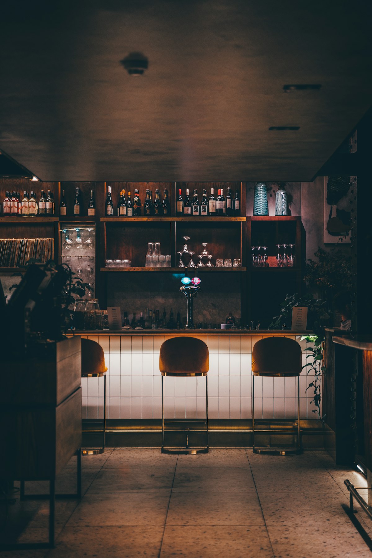 Home Bar Planejado: Como Criar um Espaço de Alto Padrão para Receber em Casa