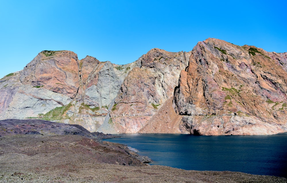 una montagna con uno specchio d'acqua di fronte