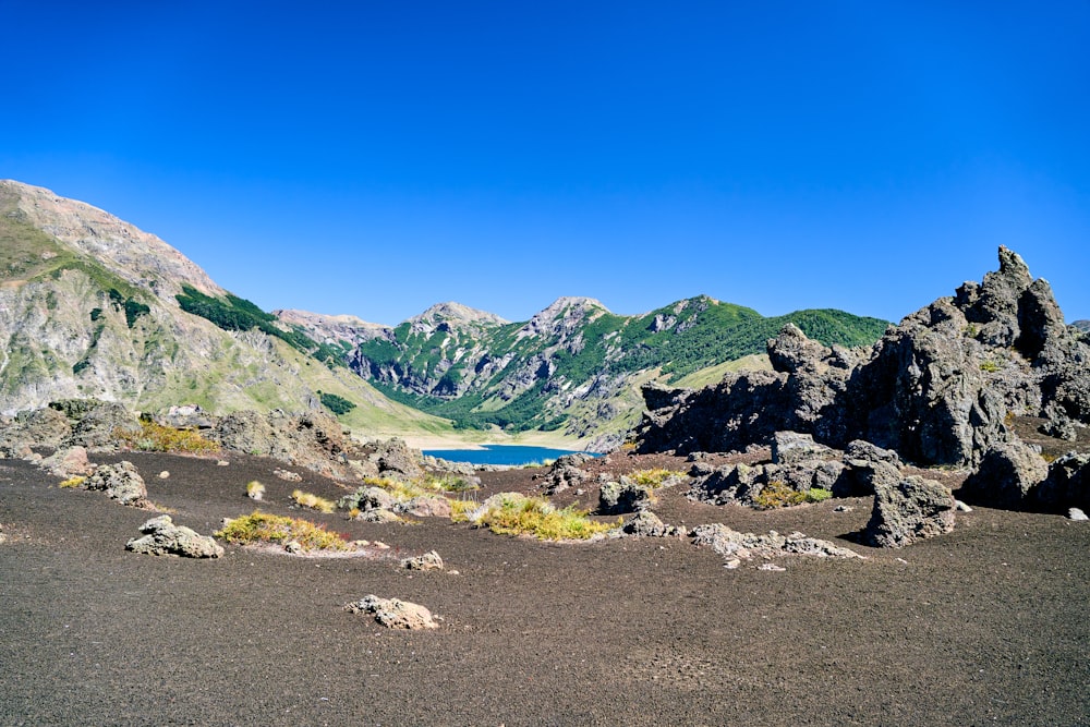 una vista di una catena montuosa con un lago nel mezzo