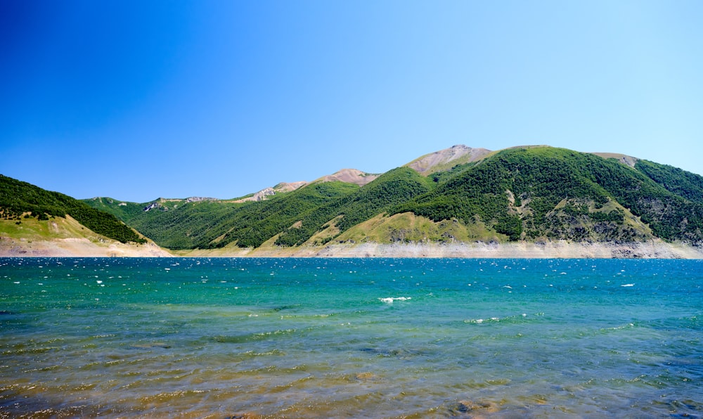 Uno specchio d'acqua con le montagne sullo sfondo