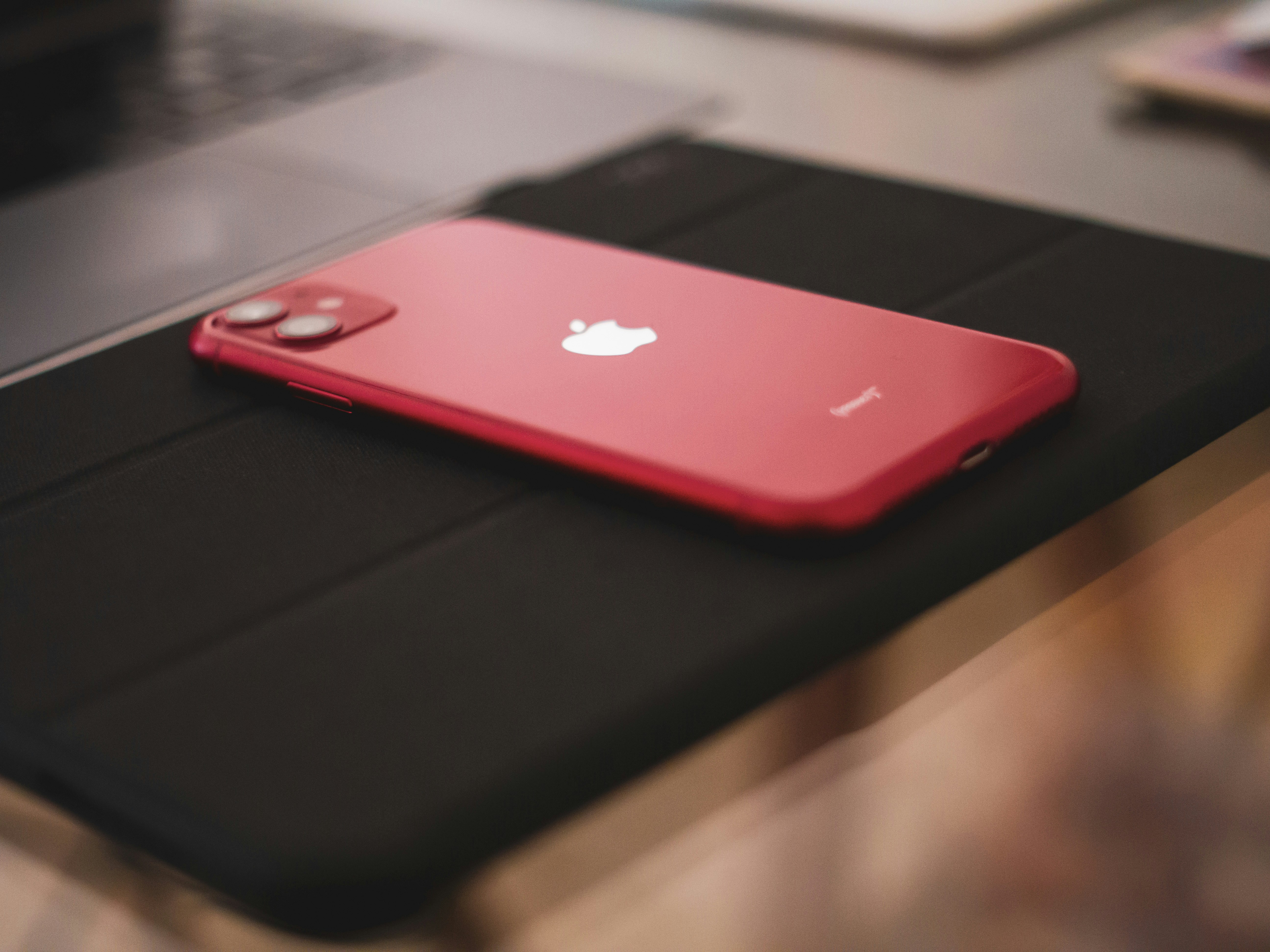 Un iPhone rouge assis sur une table
