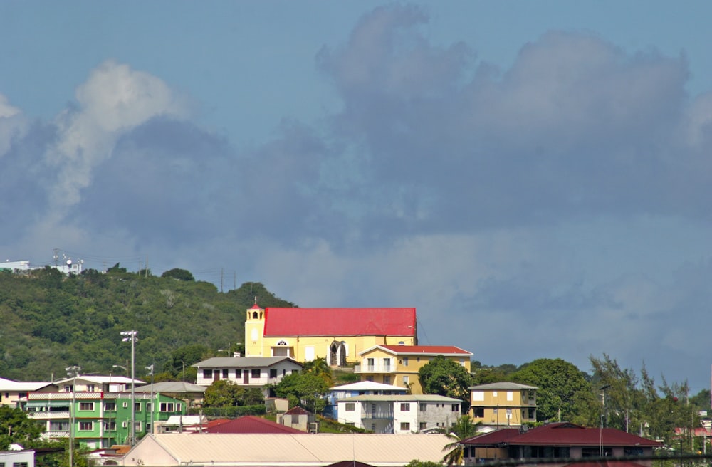 uma vista de algumas casas em uma colina