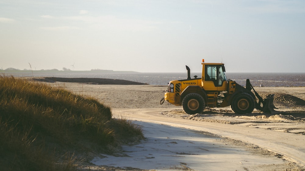 Un bulldozer est garé sur un chemin de terre