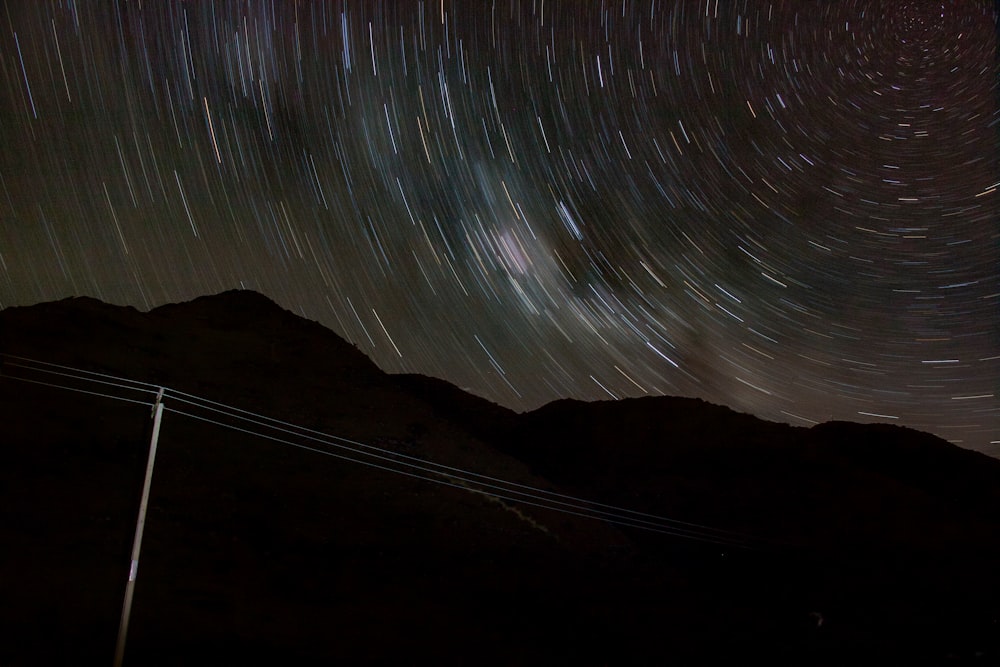 Il cielo notturno con molte stelle sopra una montagna