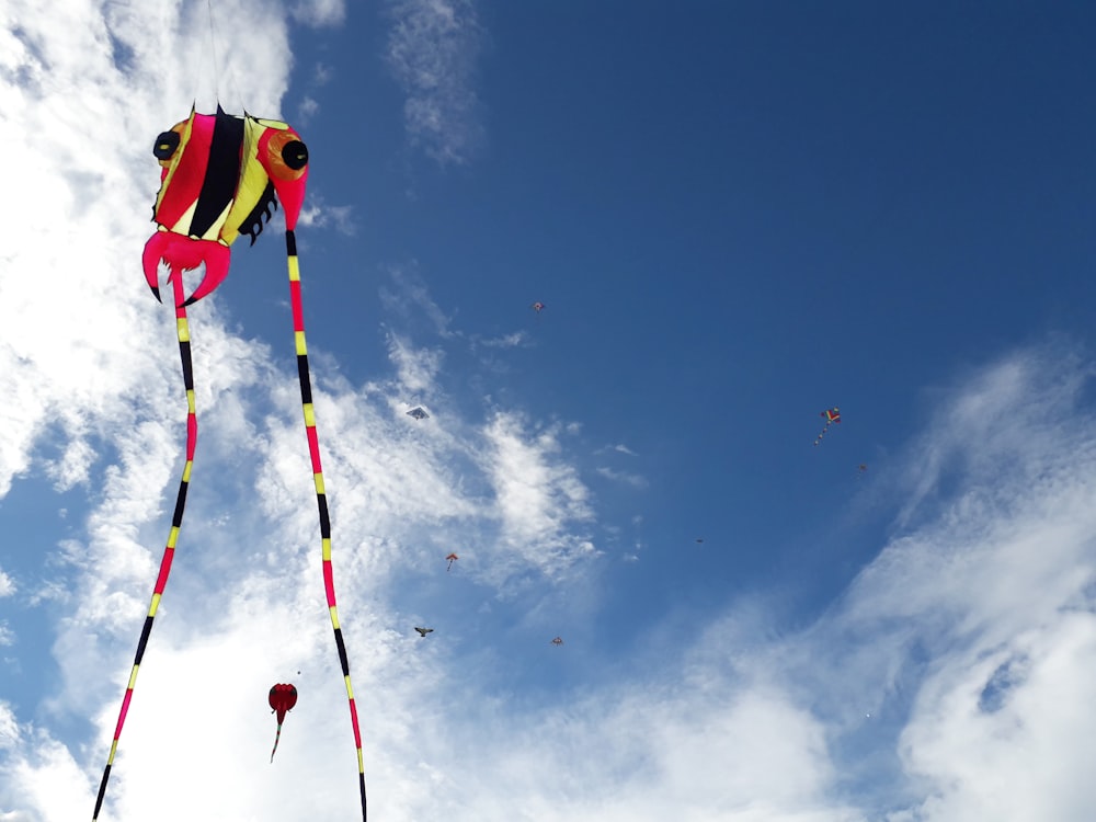 Una cometa volando en el aire con un fondo de cielo