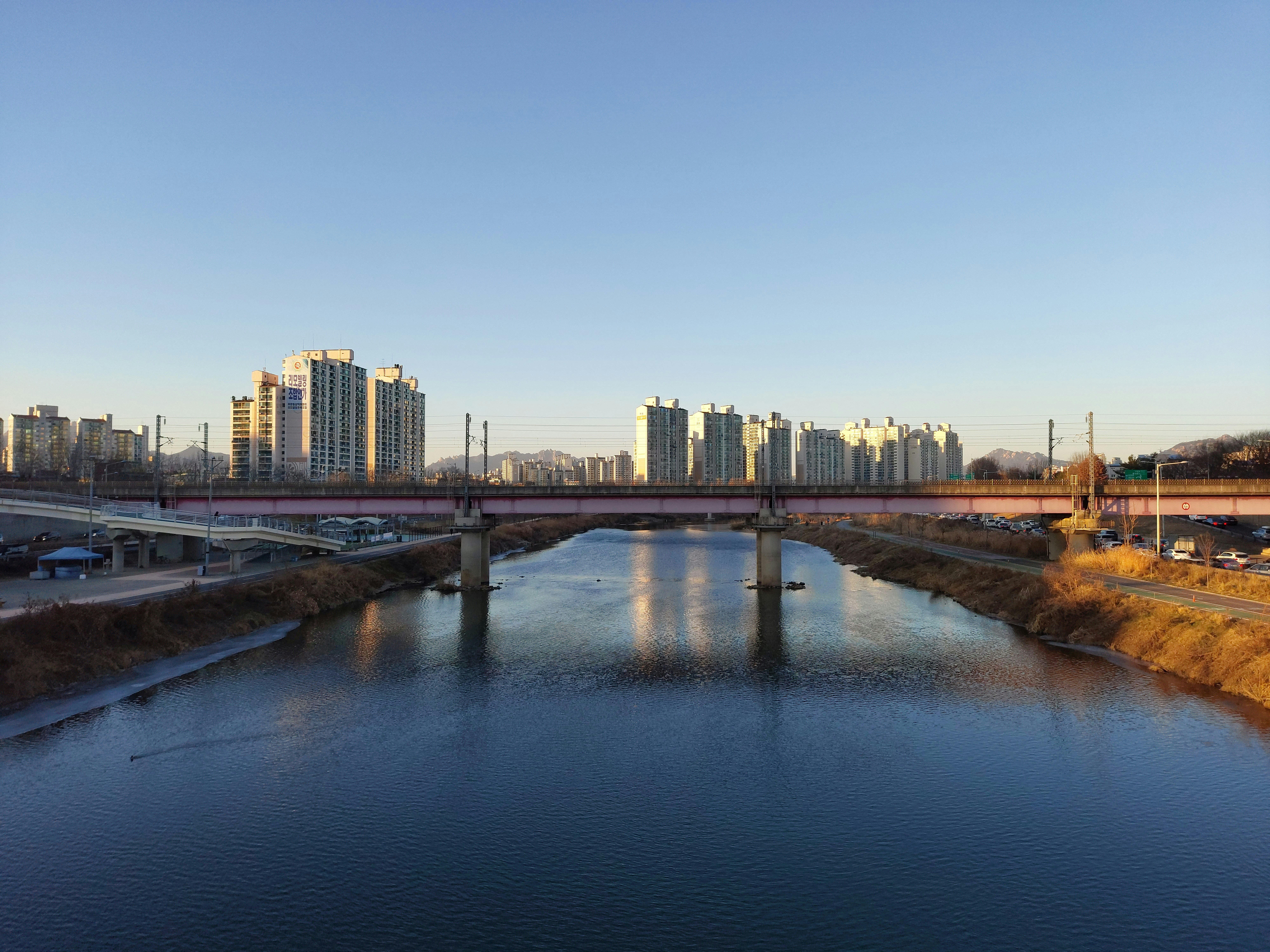 Un río que atraviesa una ciudad junto a edificios altos