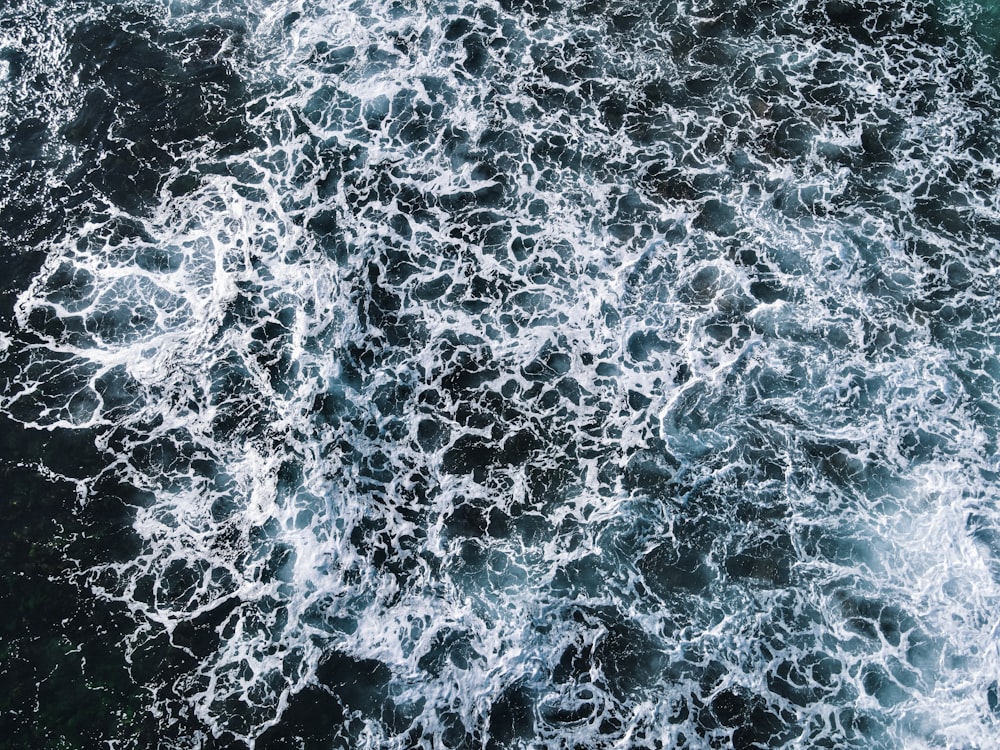 uma vista aérea de um corpo de água
