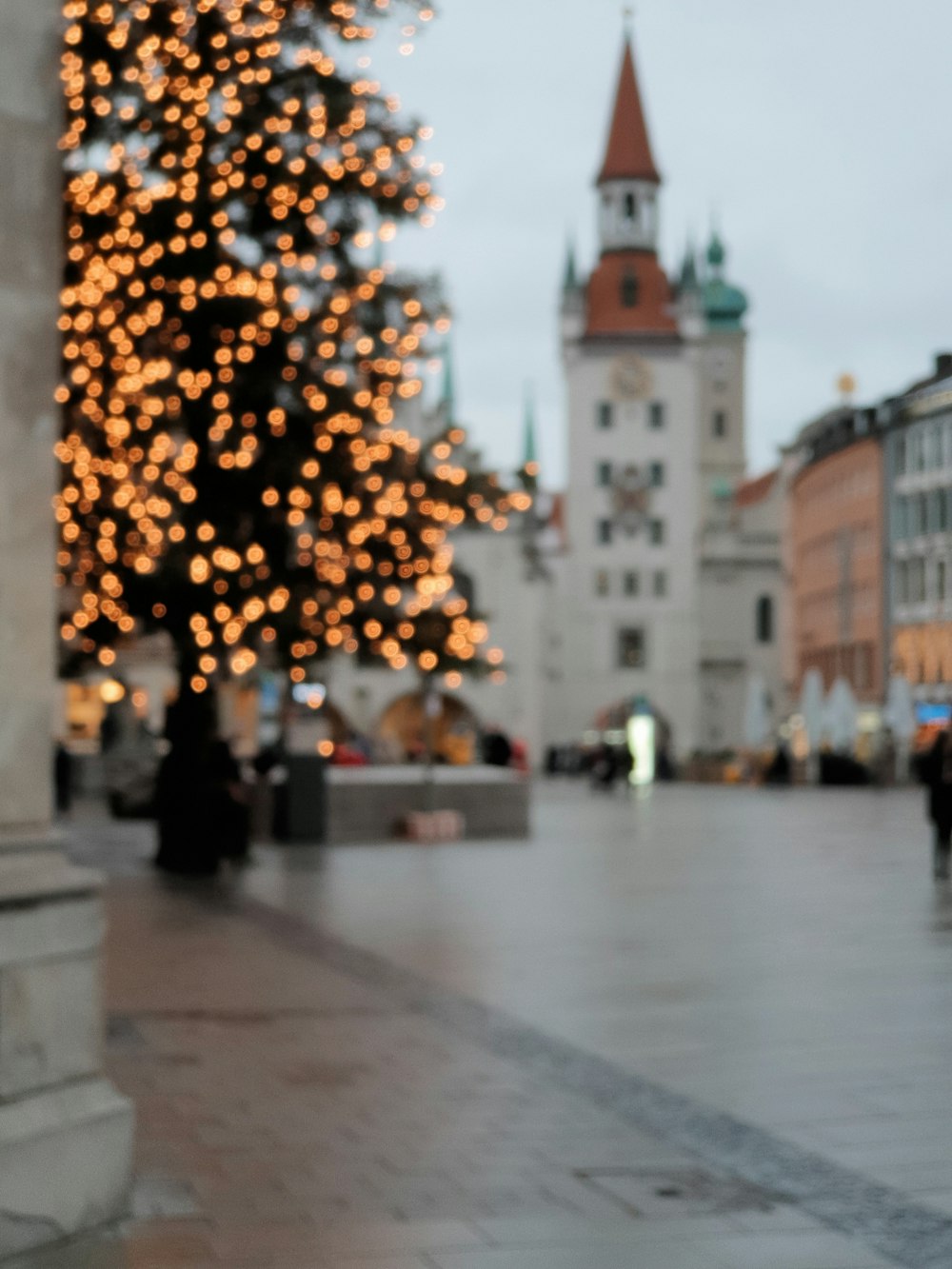 Ein großer Weihnachtsbaum auf einem Stadtplatz