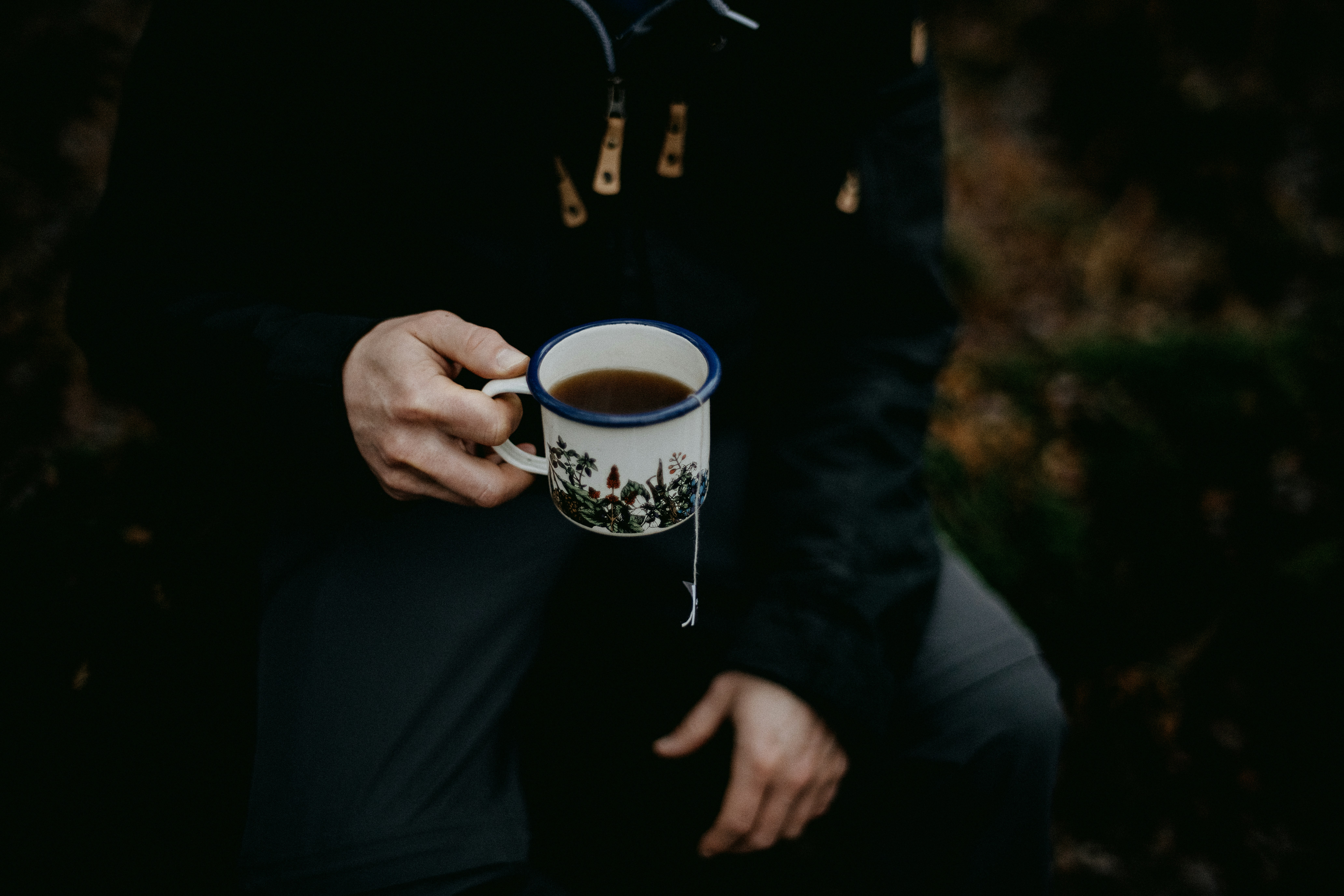 Un uomo che tiene una tazza di caffè tra le mani foto – Immagine gratis di  Uomo su Unsplash, image size:3000x2000