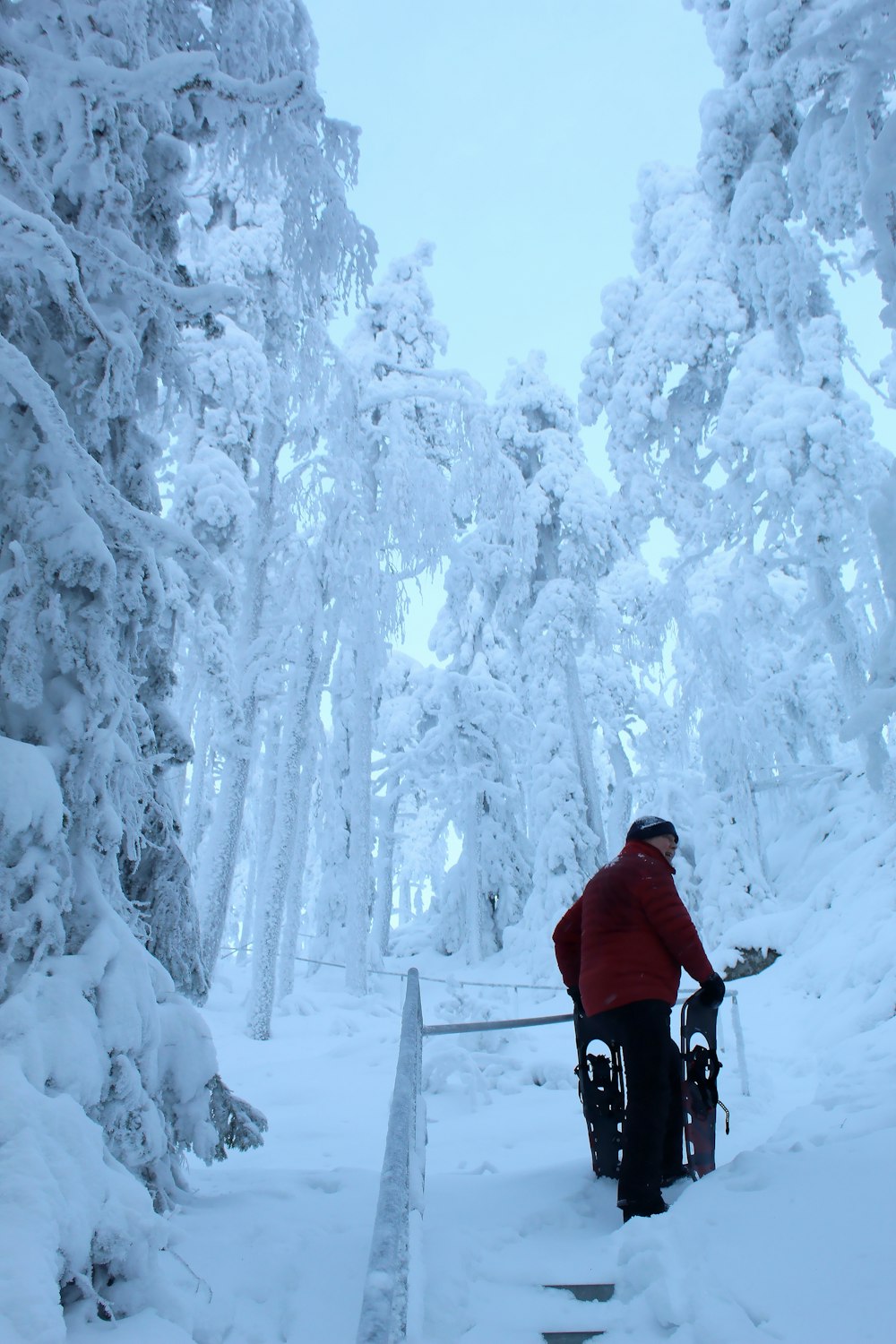 Un hombre montando esquís por una pendiente cubierta de nieve