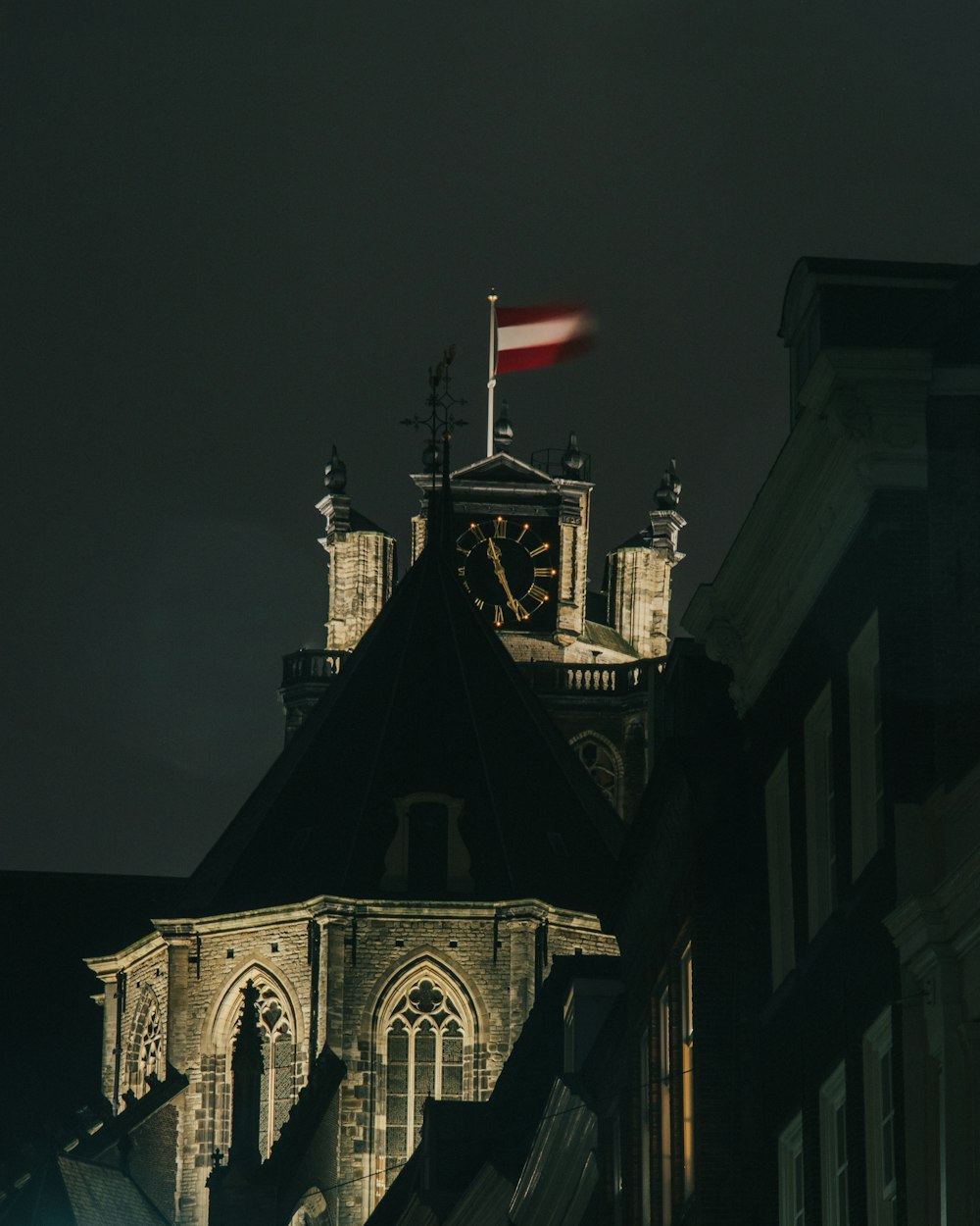 Un edificio con una torre del reloj por la noche