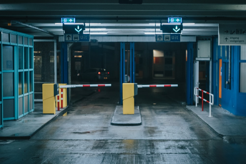 Un garage vuoto con porte blu e barriere gialle