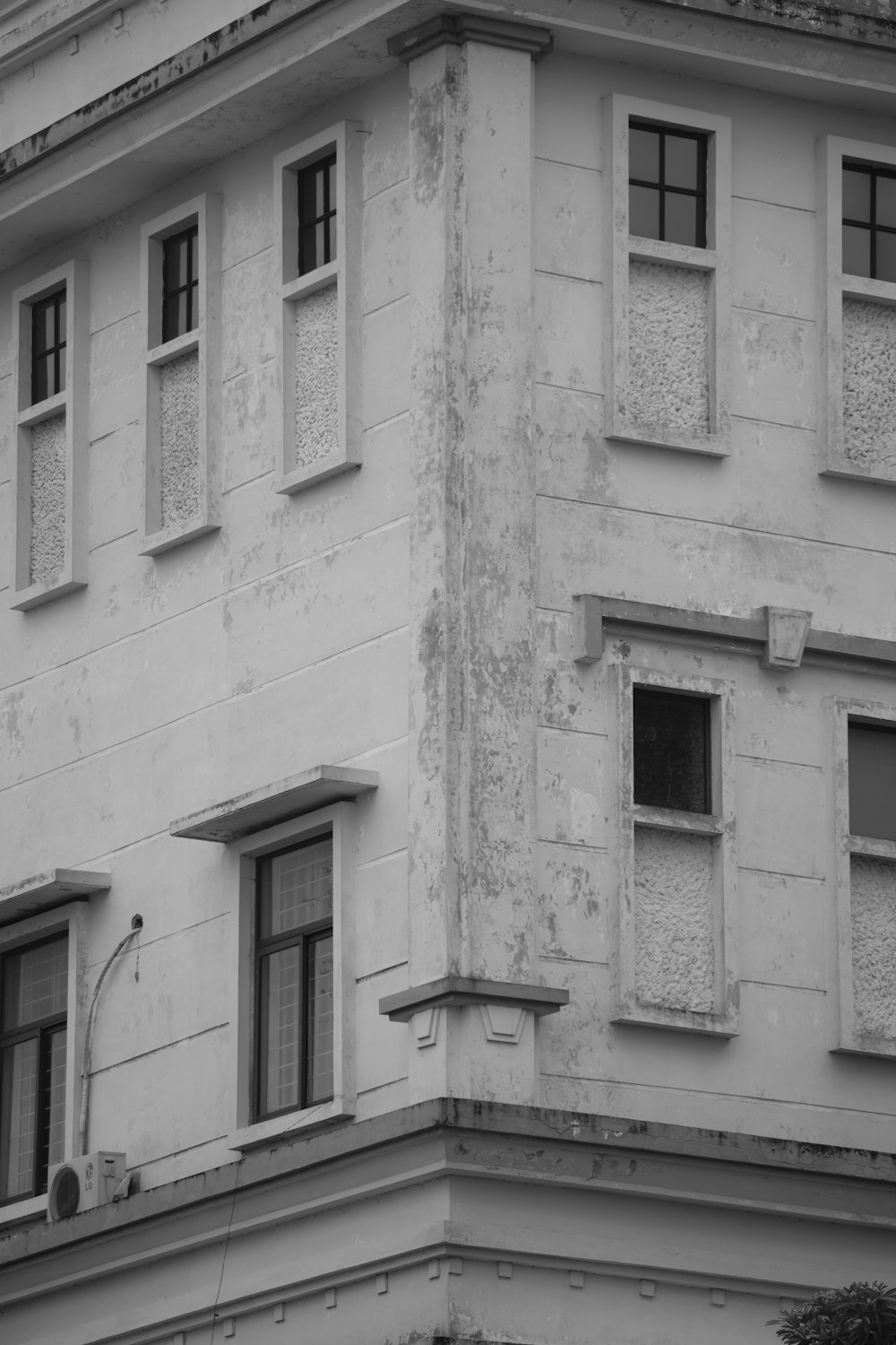 a black and white photo of an old building