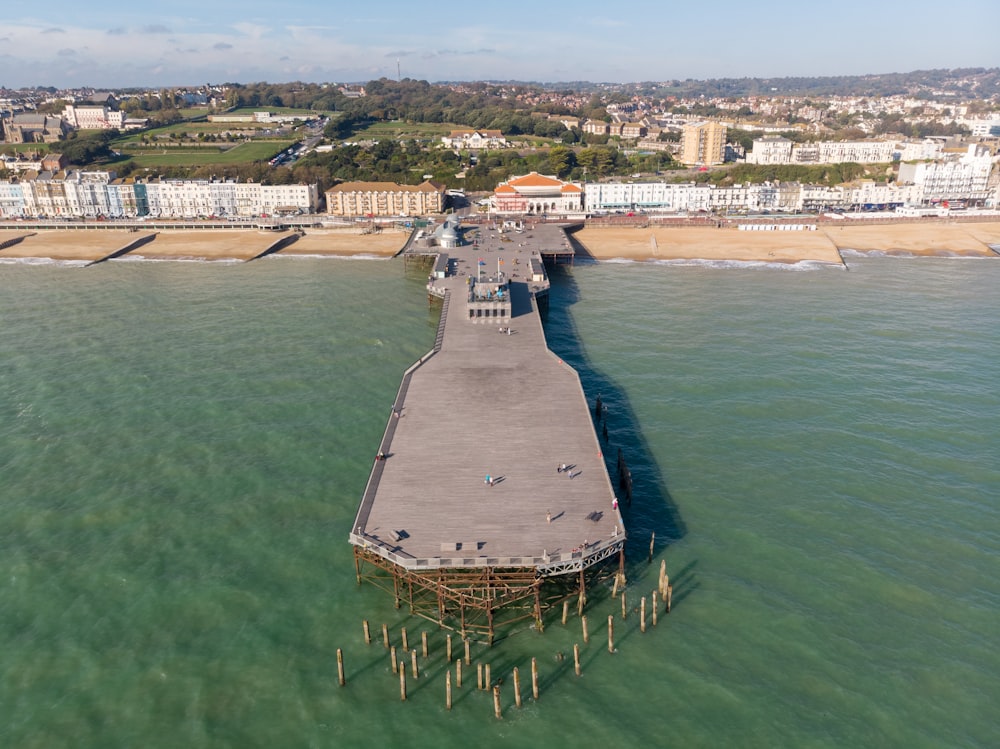 un muelle en medio de un cuerpo de agua