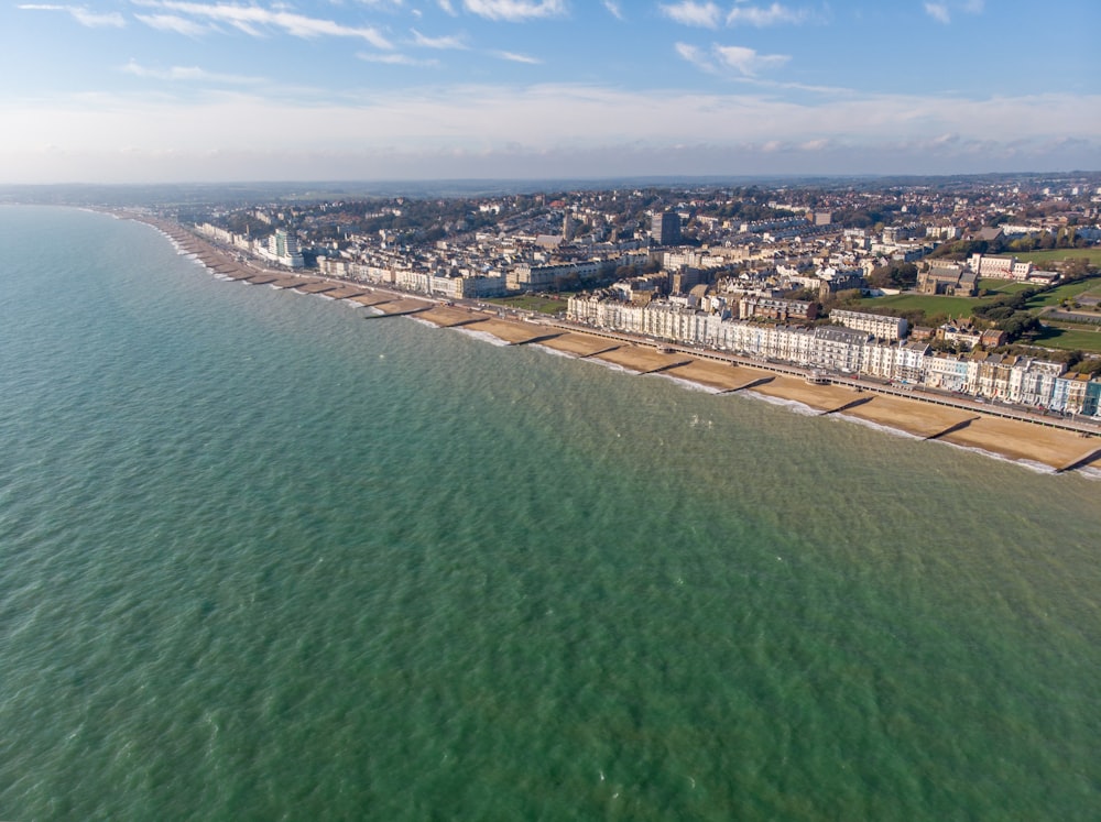 uma vista aérea de uma praia com uma cidade ao fundo