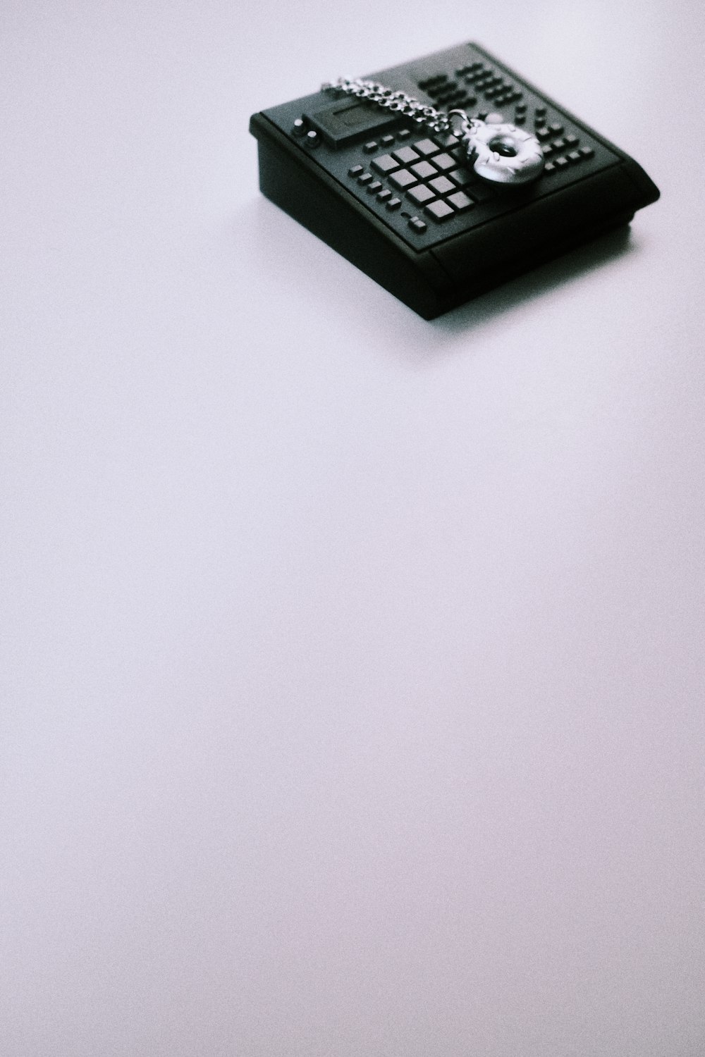 un téléphone portable posé sur une table blanche