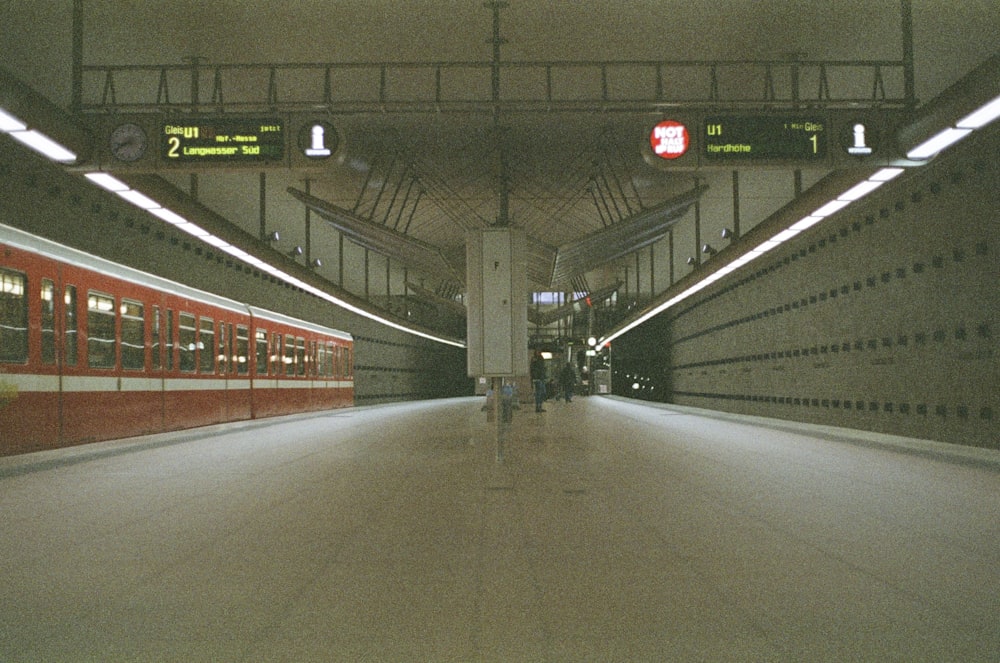 una stazione della metropolitana con un treno rosso e bianco