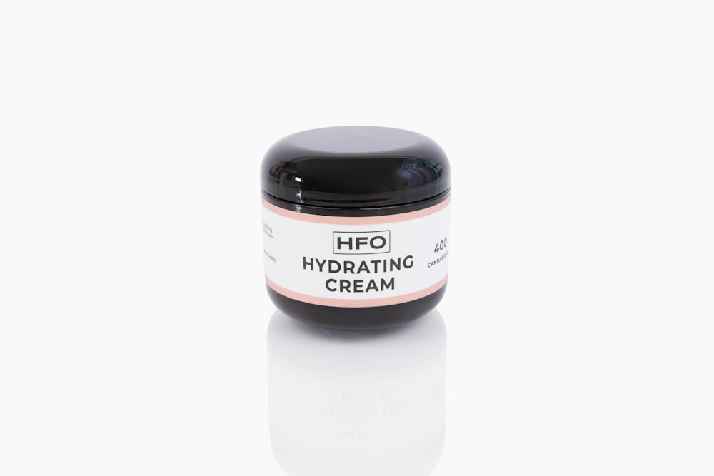 Un frasco de crema hidratante HFO sobre fondo blanco