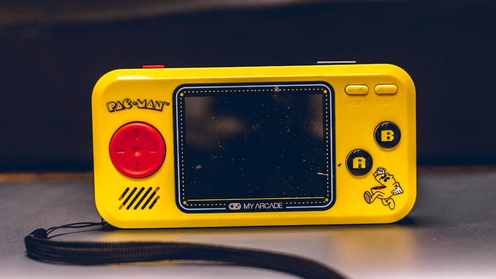 une caméra jouet jaune posée sur une table
