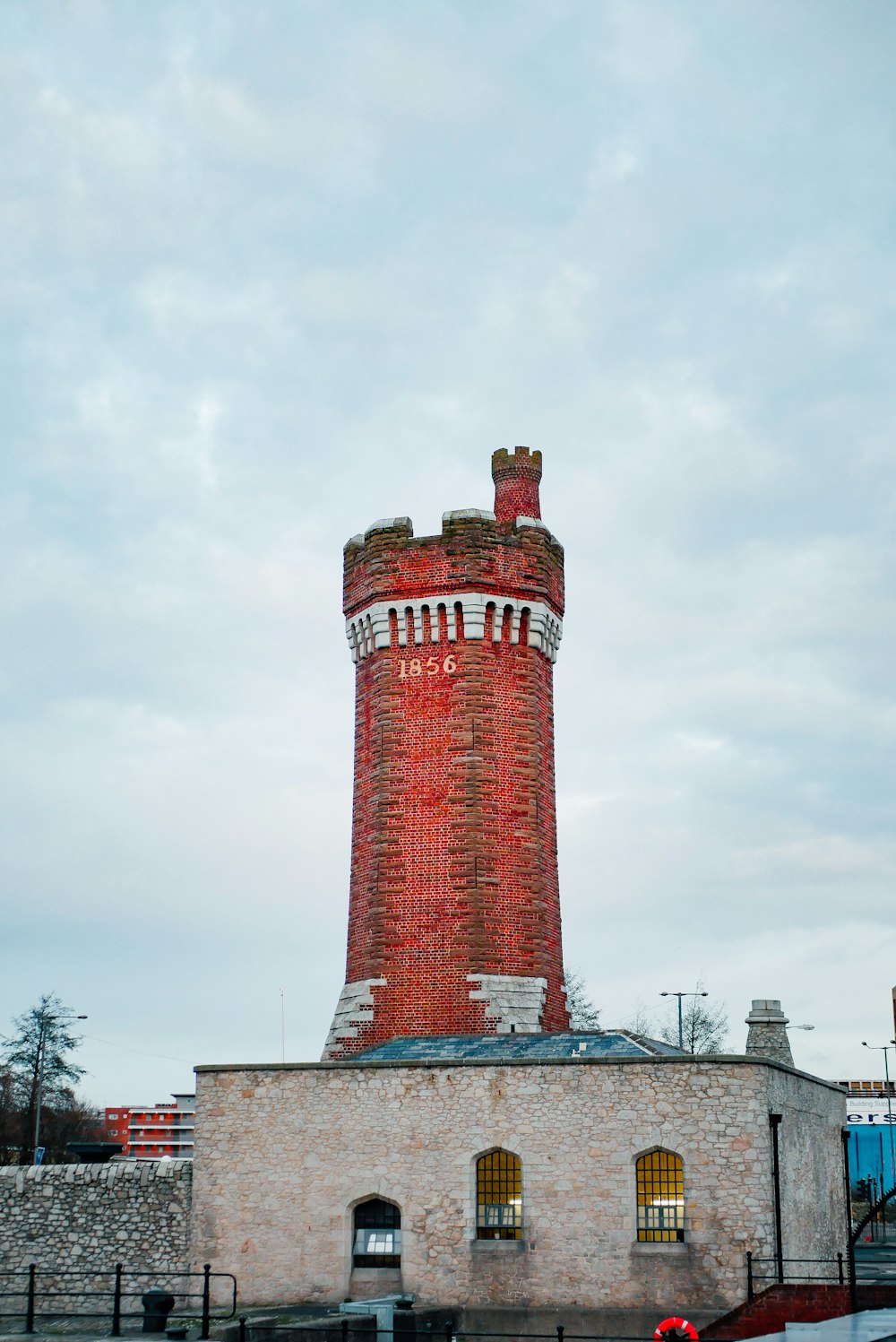 建物の上に座っている高いレンガ造りの塔