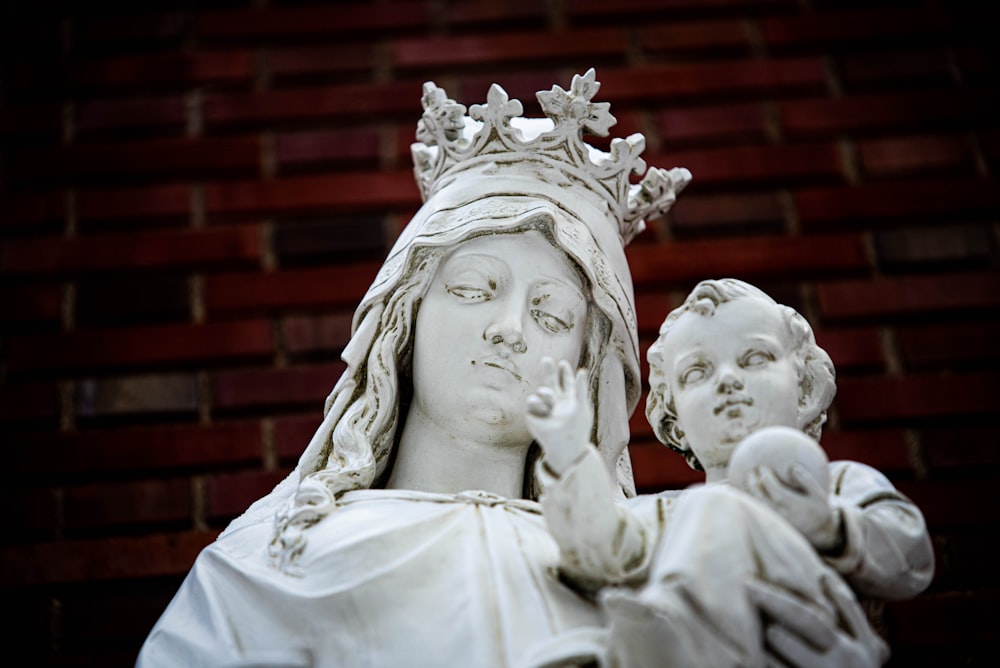 une statue d’une femme tenant un enfant