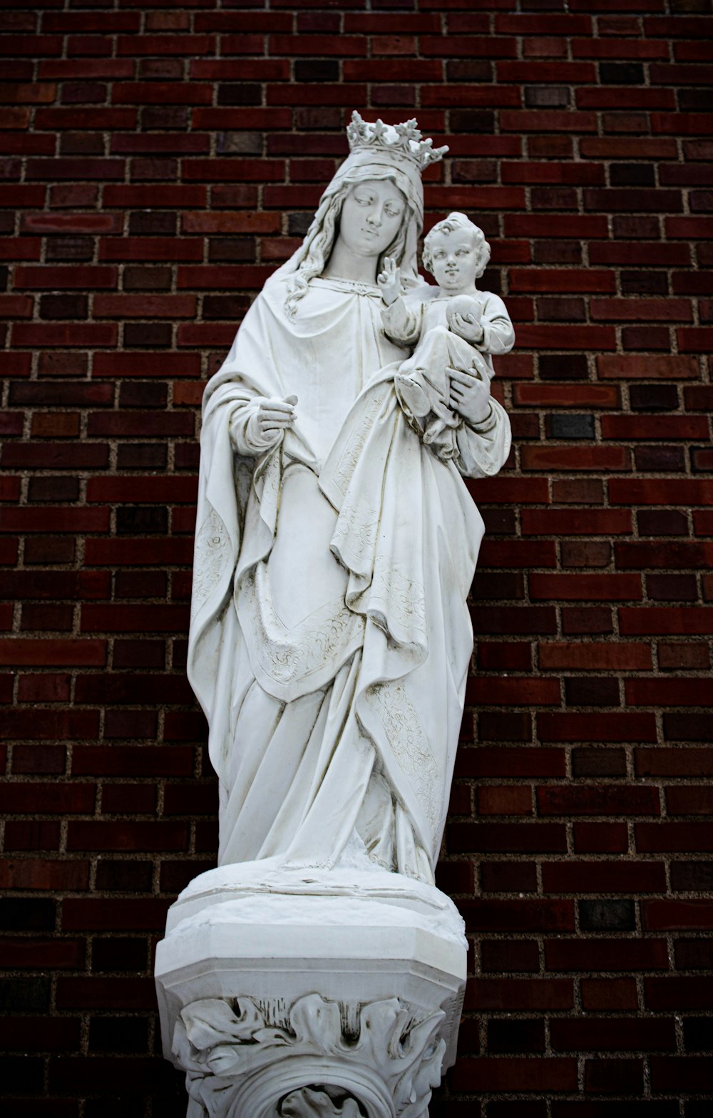 Une statue de la Vierge Marie tenant un enfant