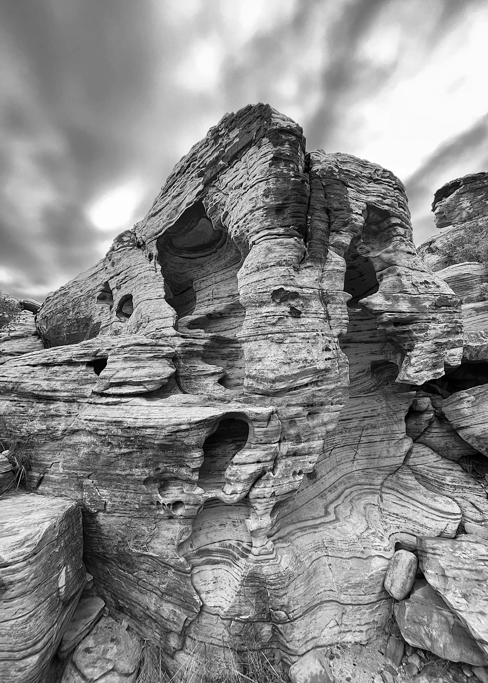 uma foto em preto e branco de uma formação rochosa
