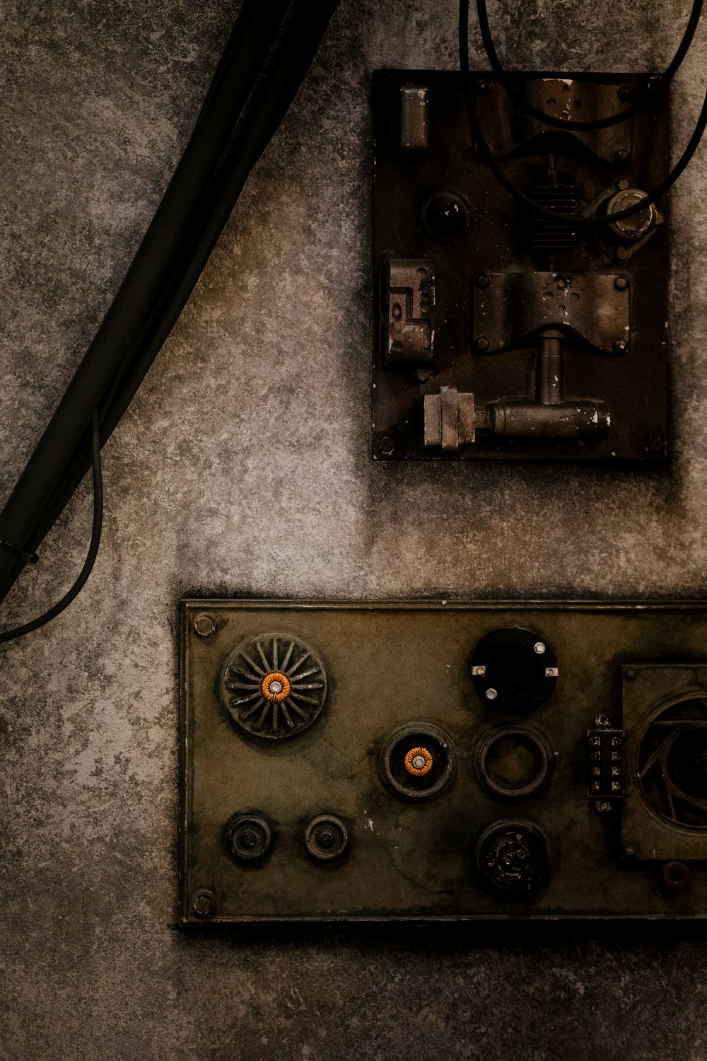 a close up of an old fashioned radio