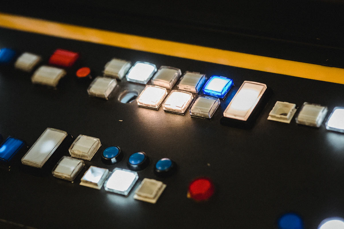 Infraestructura de iluminación industrial, mostrando el entorno típico donde se despliegan estos dispositivos vulnerables.