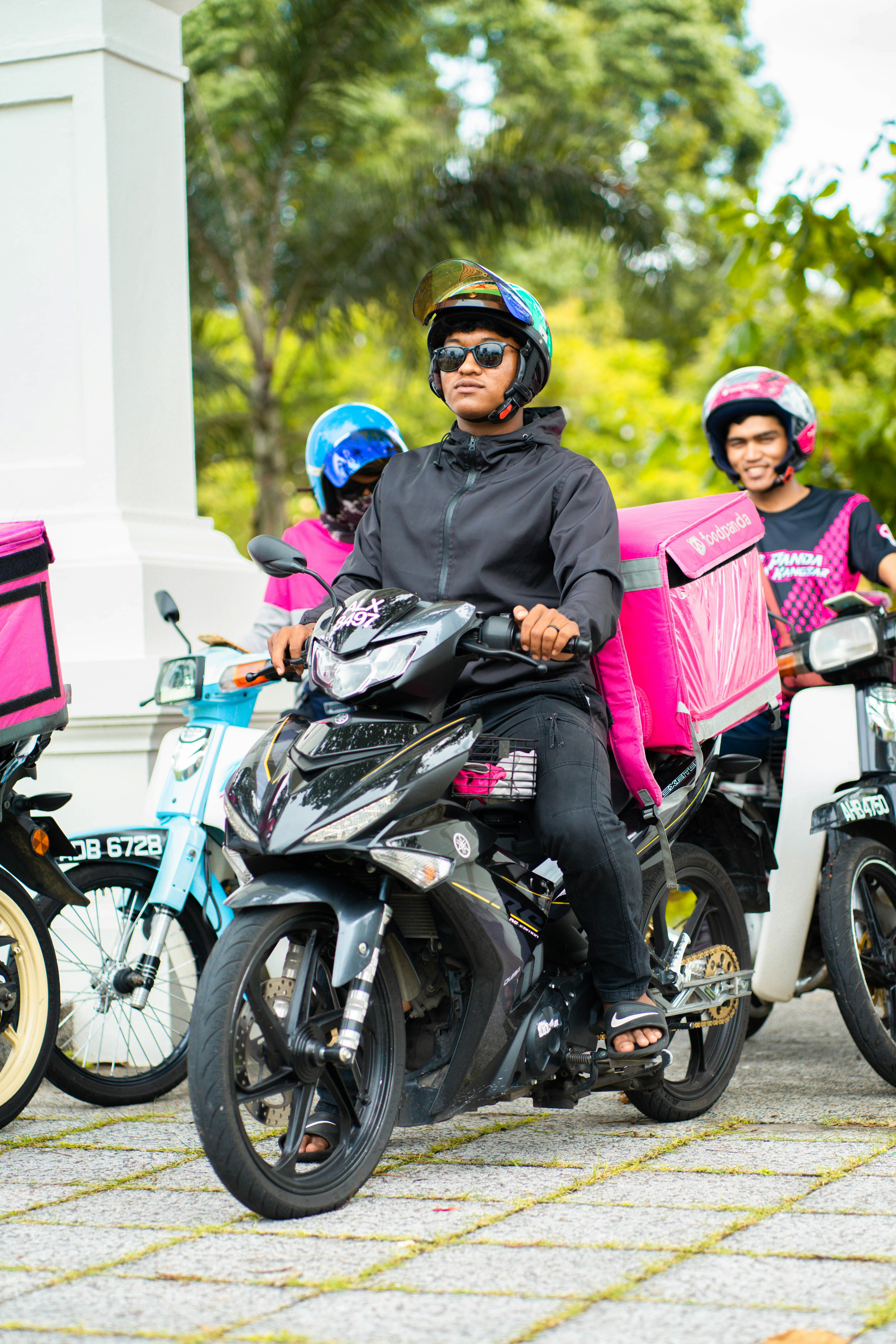 seorang pria dan seorang wanita mengendarai bagian belakang sepeda motor