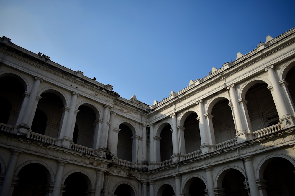 an old building with arches and arches on it