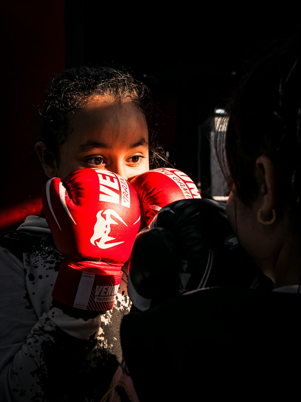 Ein junges Mädchen mit roten Boxhandschuhen