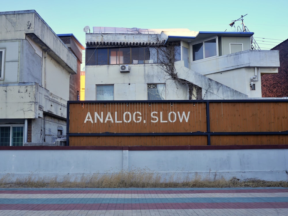 ein analoges langsames Schild an der Seite eines Gebäudes