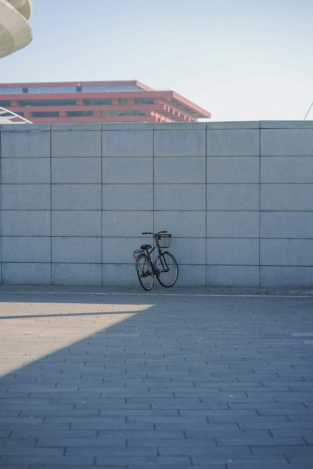 a bike leaning against a wall in front of a building