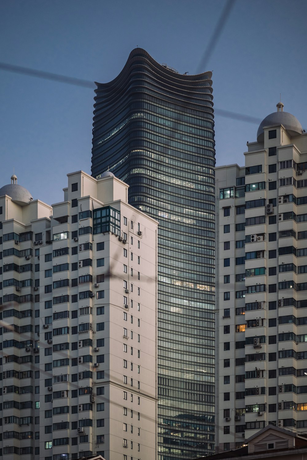 um edifício muito alto no meio de uma cidade